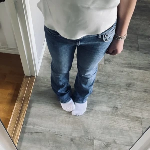 Bootcut jeans🤙🏽 - Säljer bootcut jeans från Zara i storlek 36 säljer för kommer inte till så mycket användning☺️jeansen är i ett väldigt bra sick🙌🏽
