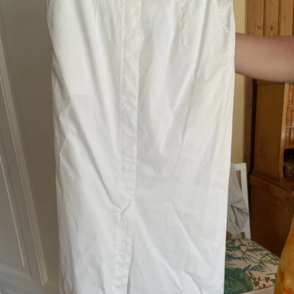Riktigt snygg vit maxi kjol med en liten slits där nere. Sitter relativt tajt vid midjan, den har tillgång till att ha skärp på sig. Inga fläckar och nästan som ny! . Kjolar.