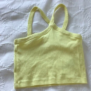 Gul topp från gina young💘😻 - Suuupeeersnygg topp/linne från gina young! 💞💐 Aldrig använd, fläckfri och inga hål😻💘 Storlek 146/152, stretchig kan passa XXS! 🫶🏼🫶🏼🫶🏼