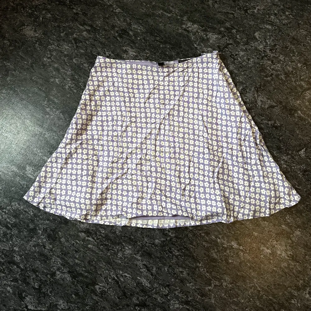 Blommig kjol från H&M som inte används längre. (Behövs stykas). Kjolar.