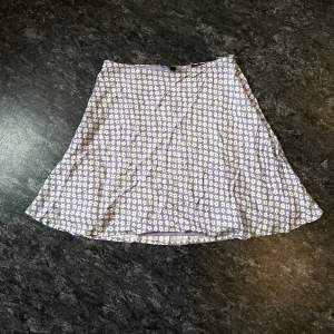 Blommig kjol från H&M som inte används längre. (Behövs stykas)