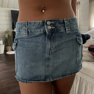 Lågmidjad jeanskjol  - Använd väldigt få gånger, som ny💗