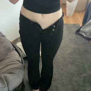 kostymbyxor  - low/mid waist boot cut kostymbyxor från vero moda! as snygga men lite små på mig💕 ej använda, köpta för 500 typ (tror jag)