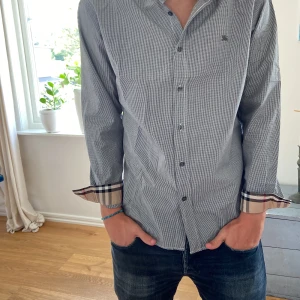 Burberry skjorta - Säljer nu min burberry skjorta storlek m. Den är i väldigt fint skick(10/10) Den är perfekt till sommaren och hösten. Hör av er vid frågor!