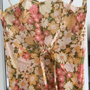 Blommig långklänning - Helt oanvänd långklänning från ASOS. Storlek 36💞💖 