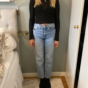Jeans - Högmidjade jeans från Monki i stl 26/30 Frakt ingår ej