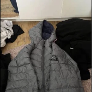 Mc Kinley jacka GRÅ - Super skön att ha kalla vinter dagar  Snygg  ”Formar” sig efter en. 