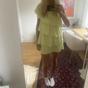 Gul zara klänning - Så fin gul klänning med volanger från zara. Jag är 172. Säljer bara vid bra bud