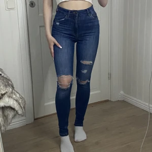 Skinny jeans - Jeans från bershka i storlek 34. Använd men fortfarande i bra skick. Stretchiga och sköna. Säljer för 90 kr plus frakt. 💖
