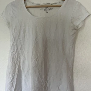 T-shirt - Vit t-shirt från hm. Storlek M
