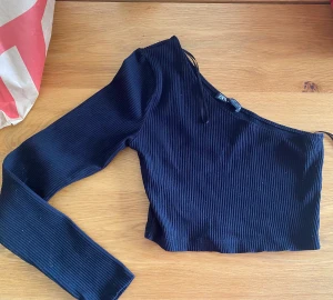 Svart topp - Svart enärmad topp från zara. Knapp använd. 