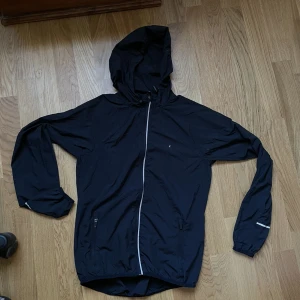 Träningsjacka vind - Bra skick men kommer inte till användning längre tyvärr. Säljer mycket kläder nu då jag rensar min garderob🤍✨⭐️