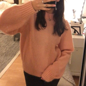 other stories tröja  - Säljer min ljusrosa stickade tröja från other stories, då den tyvärr inte kommer till användning längre. Vet inte nypriset på den eftersom att den inte finns kvar på hemsidan. Priset kan diskuteras!❤️‍🔥💓