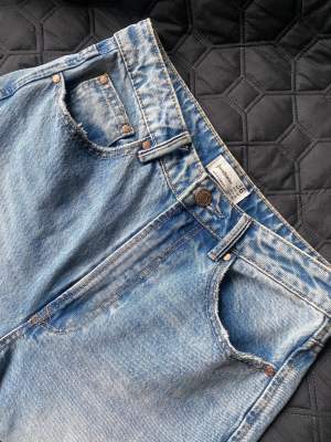 Lösa jeans från stradivarius TALL storlek 36. Säljer för att jag beställt storlek 34 istället