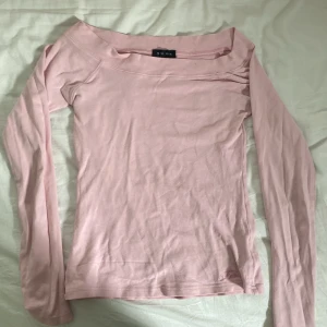Tröja - Offshoulder tröja i fint skick