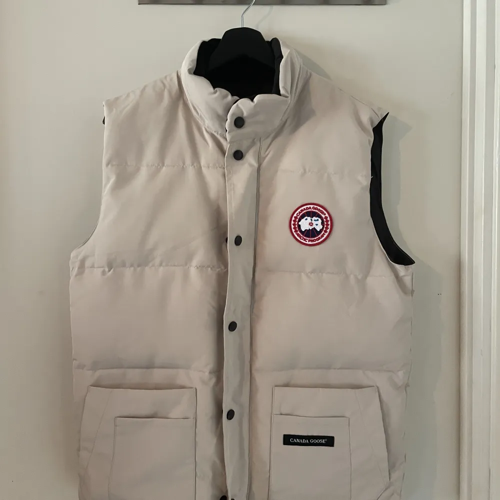 Säljer min canada goose väst som är i nyskick! Fick den i present men den kom aldrig till användning då den var för stor och inte riktigt min stil. Den är köpt på nordiska kompaniet för 5699kr och allt og medföljer. Storlek S men passar även M. Jackor.