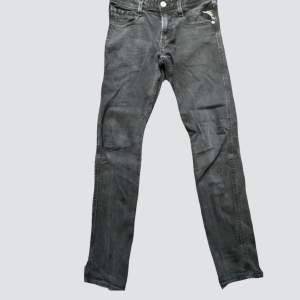Replay anbass jeans Fint men använt skick   Storleken är w30 L32, men dock är dom lite små i storleken.  Tveka inte med frågor!