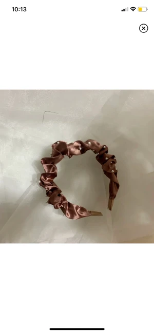 Diadem - Rosa diadem med små pärlor på. Endast provat, kom gärna med prisförslag 💕