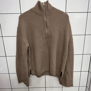 Söt kofta från other stories - Väldigt lång kofta som passar någon i xs-S, ljusbrun skulle jag säga💞 Använd 1-2 gånger och nypris 1200.