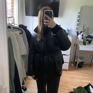 NAKD jacka - Jacka från NAKD med knytning runt midjan. Köp förra hösten men har bara använts fåtal gånger. Passar både 36 och 38. Köpt för 1000kr. Skriv vid fler frågor💞