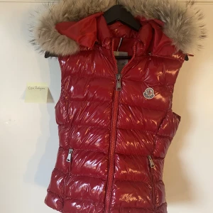 Moncler väst - Moncler väst i storlek 2 (S/XS) luvan går att ta bort❤️ pris kan diskuteras vid snabb affär, hör av dig för svar på frågor❤️😊