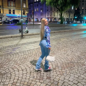 Fitjeans - Högmidjade bootcut jeans från Fitjeans i färgen arctic light blue. Väldigt stretchigt material och otroligt sköna. 