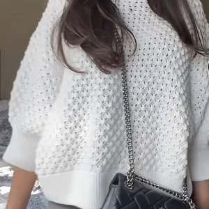 Kortärmad stickad tröja - Nu säljer jag denna kortärmade stickade tröjor från Lindex. Den har nästan alldrig använda och den är helt slutsåld. ( bilden är lånad får tik tok ) kom privat för flera bilder 💕