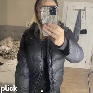 säljer åt en kompis kontakta ( madickenjohansson21) på plick om man vill köpa. Jackan har inga skador eller effekter!