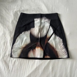 Helt ny kjol COS - Superfin kjol från COS x Stephen Doherty samarbetet. Helt ny och oanvänd. Ordinariepris 1000kr, säljer för 350kr. Mötas upp i Stockholm eller fraktas!