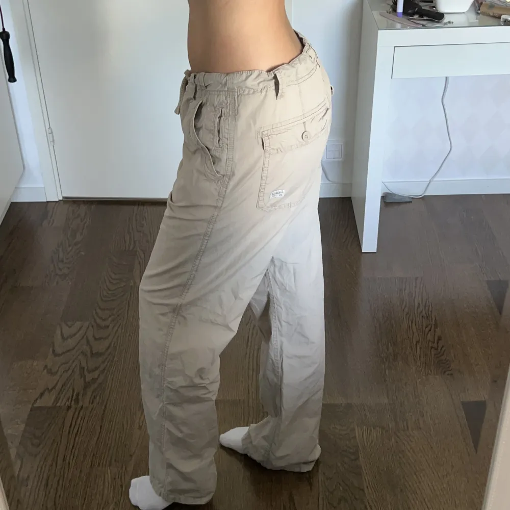 Beige lågmidjade baggy byxor från Esprit. Midjemått: 96 cm, har snöre. Innerbenslängd: 82 cm. Unisex fit. Jag är 176 cm 💕. Jeans & Byxor.