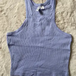 Superfint croppat linne från H&M i storlek M. Endast använd en gång. 🫶🏼🫶🏼