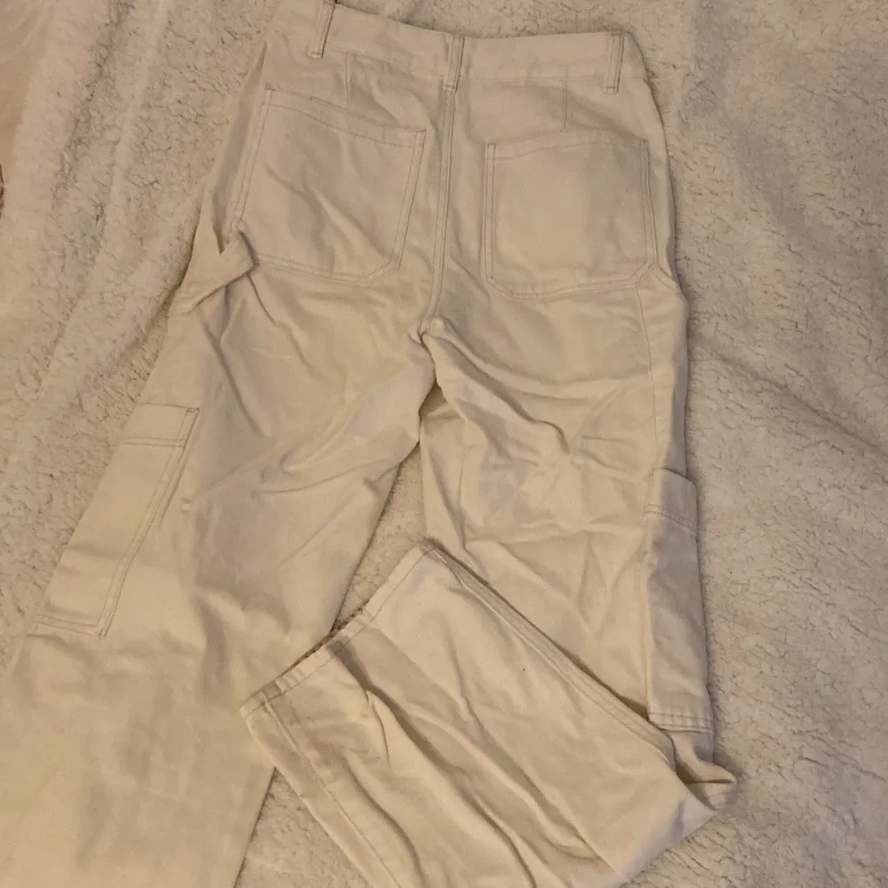 Beige/vita cargos från H&M, säljer pga de är för stora på mig. Strl 40 och använda bara några gånger. Jeans & Byxor.