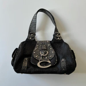 Handväska - Svart rymlig väska med många fack, liknar Guess väska. Längd: ca 33 cm. Bredd: ca 19 cm. Djup: 12 cm 🖤