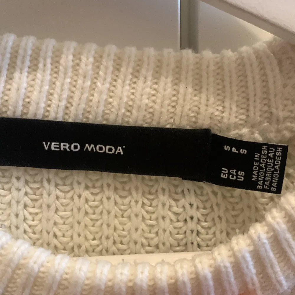Vit stickad tröja från Vero Moda i storlek s, men sitter mer som en xs. Näst intill oanvänd då den är för liten för mig. Säljer för 100kr+frakt🤍. Stickat.