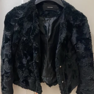 Fluffig jacka - Fluffig skön jacka som använts i bra skick. Säljer då den inte används längre. 
