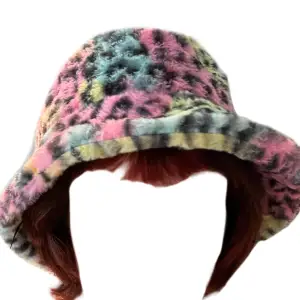 mjuk och fluffig leopardmöstrad bucket hat i olika pastelfärger c: