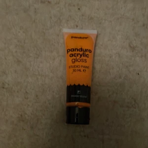 Acrylic  - Säljer färg 