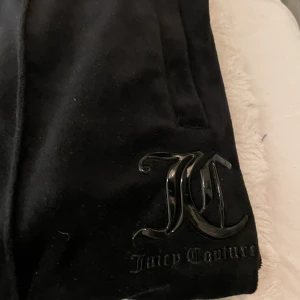 SVARTA JUCIY - jätte sköna Juciy byxor som köptes för ett tag sen, aldrig använda då dom var för små men går ej att skcika tillbaka. finns inga fickor eller tryck på rumpan 