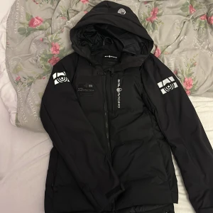 Sail racing  - Jag säljer denna nyköpta jackan för 2355kr köpte den för 3699kr,den är aldrig använd då jag köpte en ny jacka och använde den mer! Det jag tycker är att jackan brode bli använd av rätt ägare! den har igen hål eller nåt som sagt helt ny! Kan sänka priset❤️ 
