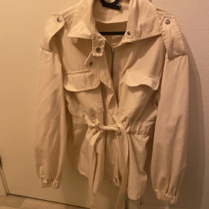 Tunnare jacka - Tunnare jacka i liknade jeanstyg med knyte i midjan och muddar i ärmarna🌺