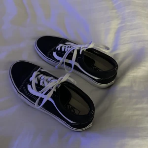 Vans Skor  - Haft dessa snygga skor nån enstaka gång under gymmet. tar bara plats på skohyllan. Mycket bra skick!!  Nypris: 849kr 