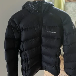 Svart peak performance jacka M  - Äkta peak performance dun jacka i strlk M. Relativt ny, är mörkare svart än vad det ser ut som på bilden. Säljer då den är lite för stor för mig. Köpte den ny för 3800kr.Skriv för mer frågor eller bilder 🥰