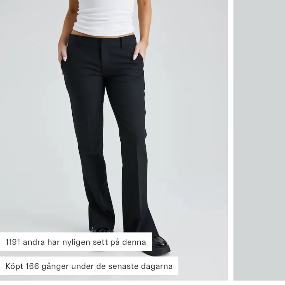 Säljer Vera kostymbyxor från bikbok i fint skick. Jeans & Byxor.