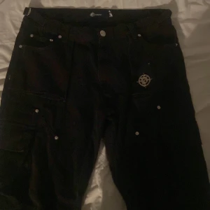 Vicinity cargo pants - Xl men passar som oversized fit om man har bälte, själv har jag 32 midja och behövde ha bälte och dem satt perfekt