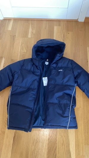 Hugo boss jacka  - Säljer min nya Hugo boss jacka säljer för att jag inte vill ha den den är helt ny taggen är kvar och det är helt ren den är storlek 14 år-s men i vuxen storlek xs 👍
