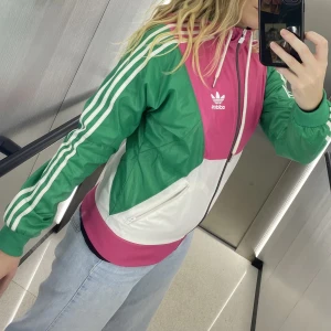 Adidas jacka - Rosa och grön original vintage jacka från Adidas. Den är i bra skick. Storlek XS.