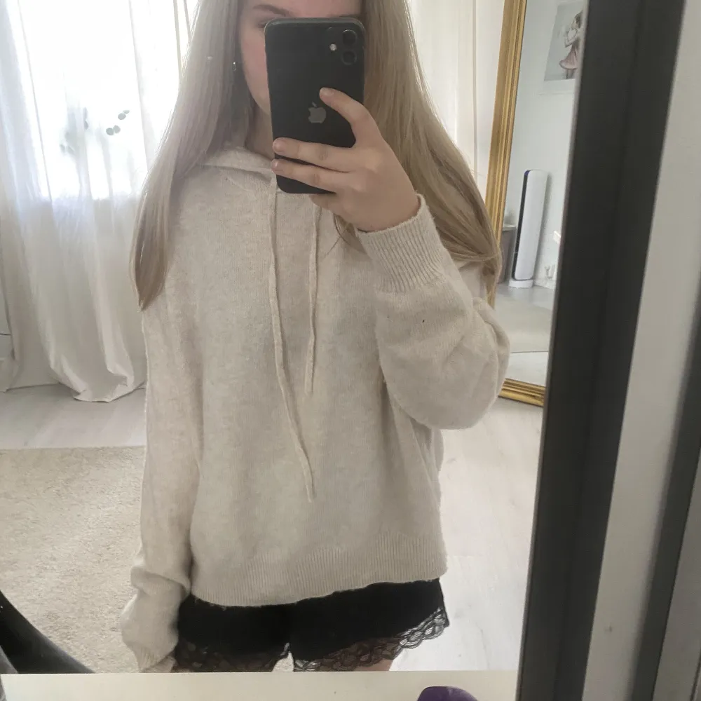 Säljer nu denna supermysiga hoodien från Lindex💕 i stl M men passar även s om man vill ha en mer oversized passform🩷 första bilden är lånad och andra bilden är min egna😚 den är lite ”luddig” vid ärmarna😊 säljer för 200kr. Stickat.