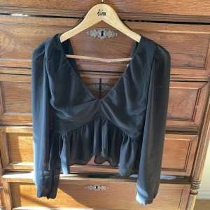 Söt blus - Jättefin blus med fin knytt detalj i ryggen. Som ny, använd två gånger💞 stl s men passar m