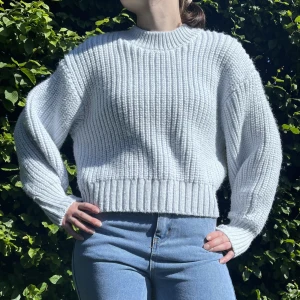 Stickad tröja - Ljusblå stickad tröja i nyskick. Använt 1 gång!