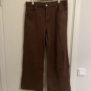 Bruna byxor/jeans - Superfina bruna jeans från HM i storlek 48🥰!! Väl använda men fortfarande i rätt bra skick förutom att de är slitna längst ned på båda benen. Midjemått: ca 47cm, Innerbenslängd: ca 75cm